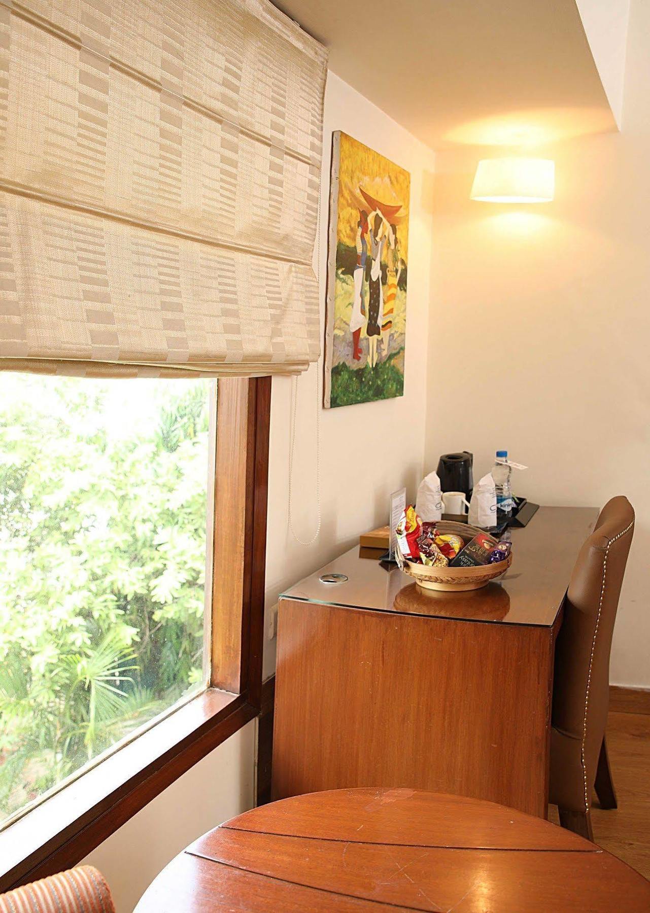 Отель Ahuja Residency Sunder Nagar Нью-Дели Экстерьер фото
