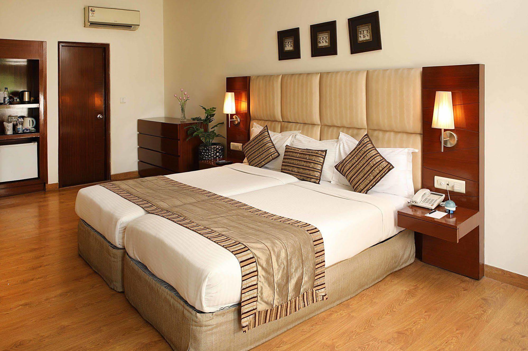 Отель Ahuja Residency Sunder Nagar Нью-Дели Экстерьер фото