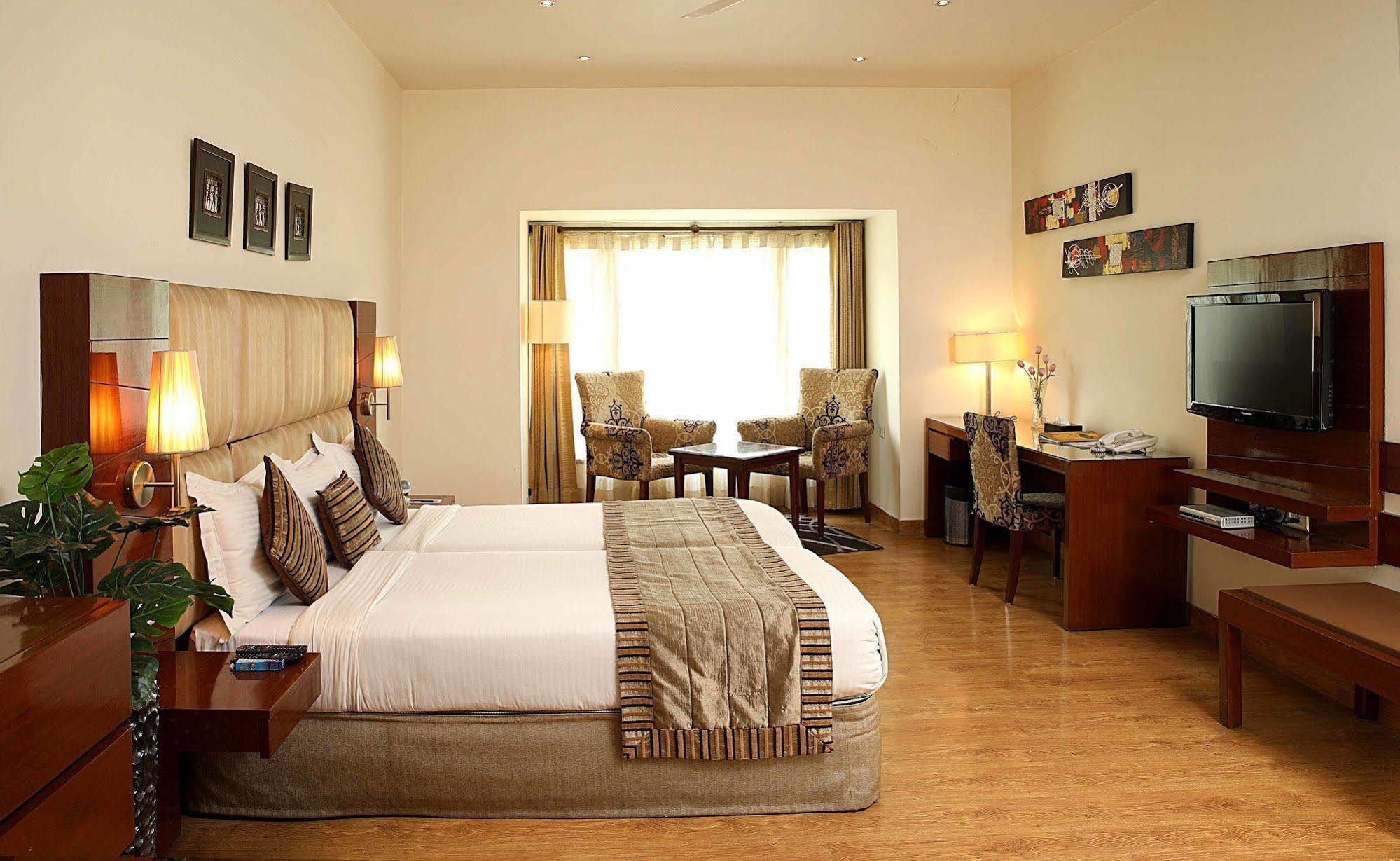 Отель Ahuja Residency Sunder Nagar Нью-Дели Экстерьер фото