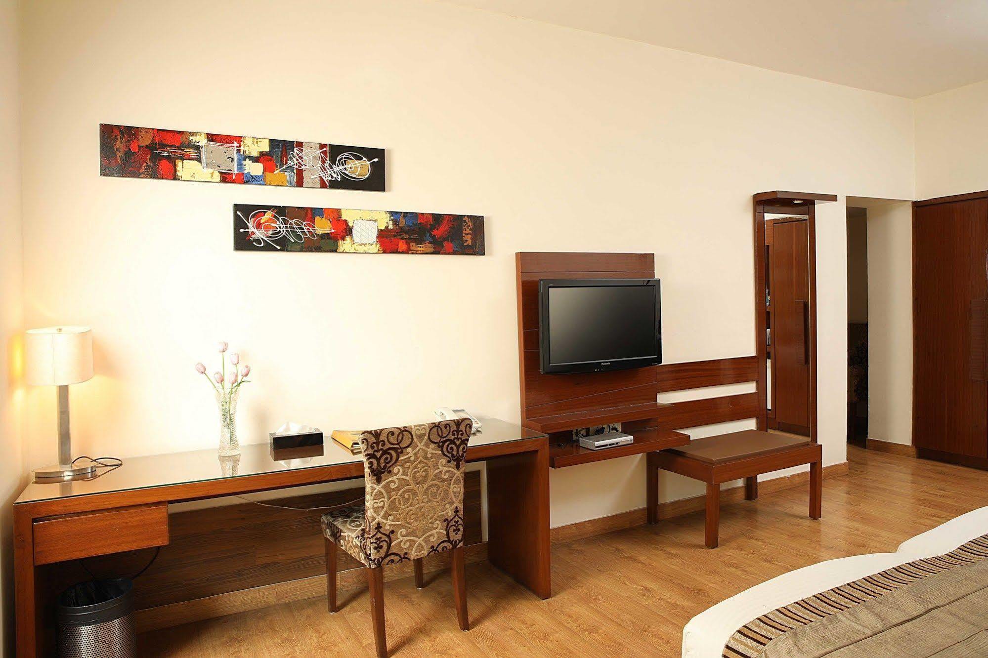 Отель Ahuja Residency Sunder Nagar Нью-Дели Экстерьер фото
