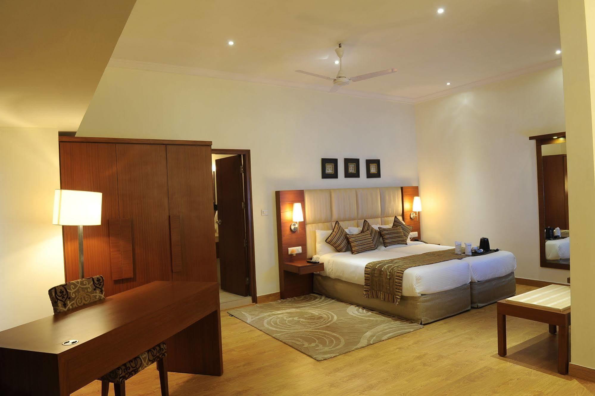 Отель Ahuja Residency Sunder Nagar Нью-Дели Экстерьер фото