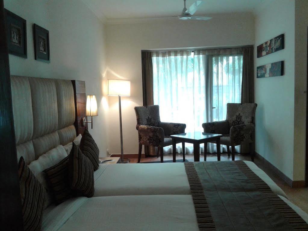 Отель Ahuja Residency Sunder Nagar Нью-Дели Экстерьер фото