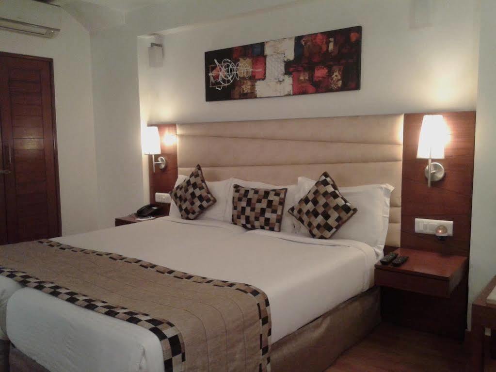 Отель Ahuja Residency Sunder Nagar Нью-Дели Экстерьер фото