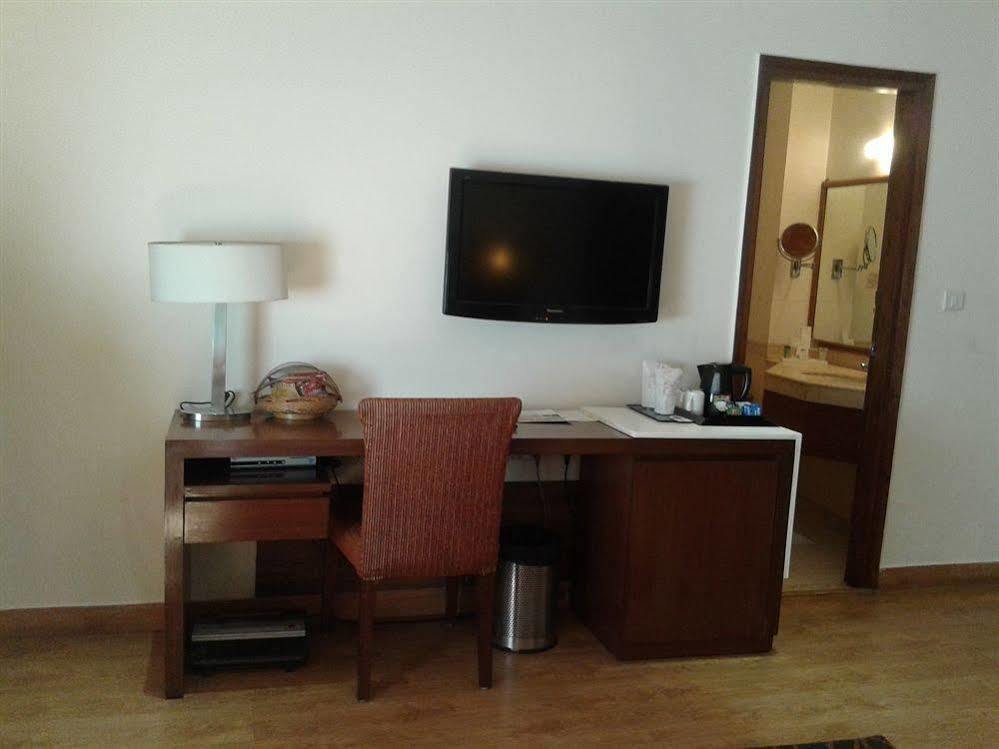 Отель Ahuja Residency Sunder Nagar Нью-Дели Экстерьер фото