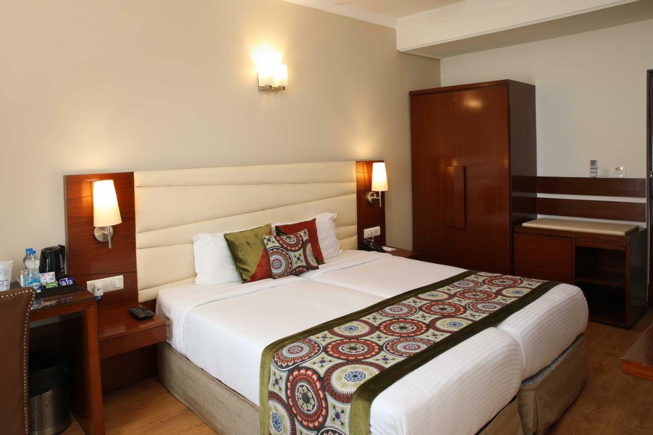 Отель Ahuja Residency Sunder Nagar Нью-Дели Экстерьер фото