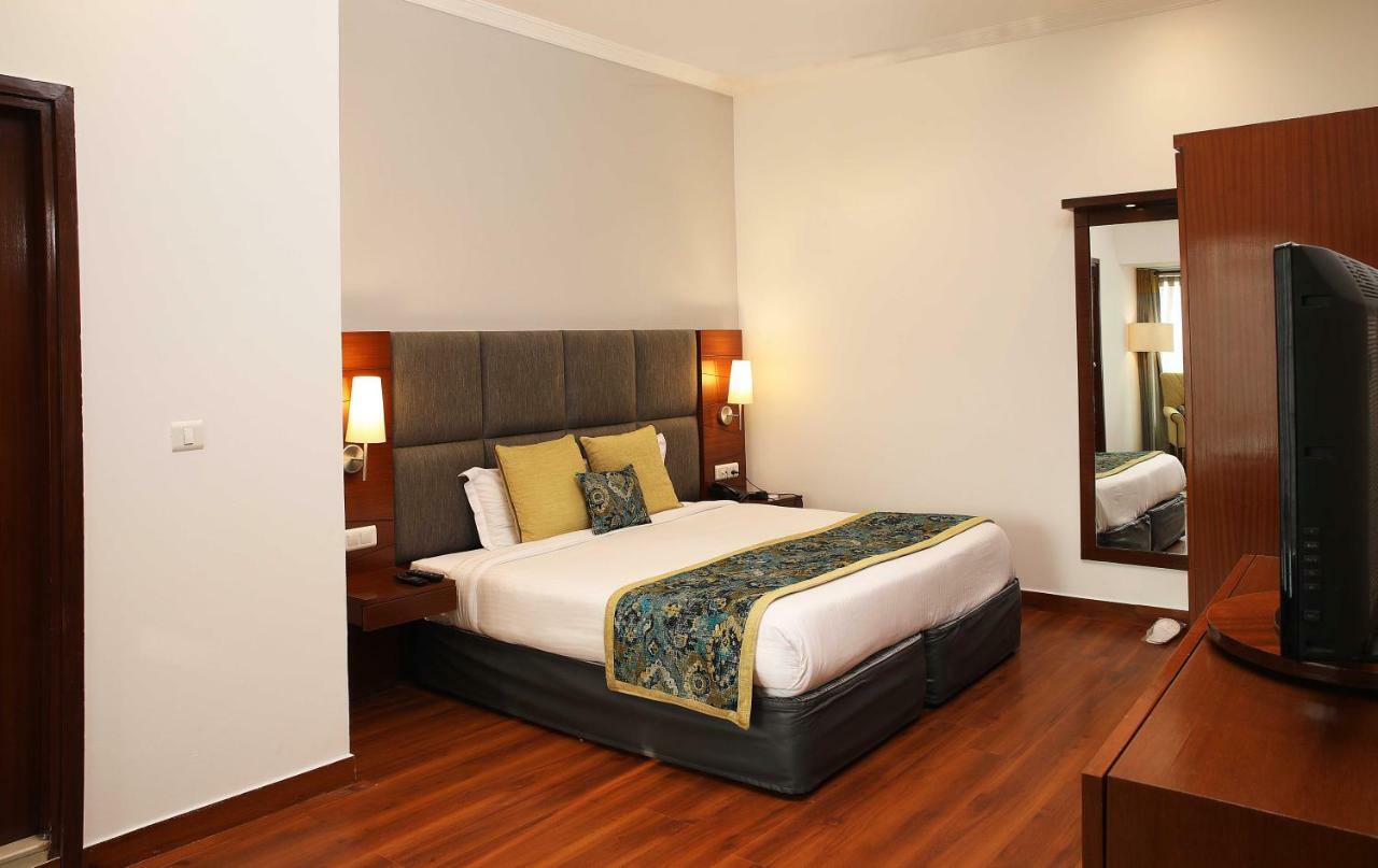 Отель Ahuja Residency Sunder Nagar Нью-Дели Экстерьер фото