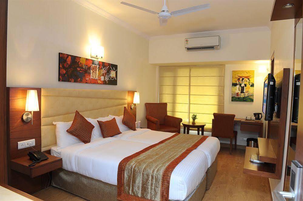 Отель Ahuja Residency Sunder Nagar Нью-Дели Экстерьер фото